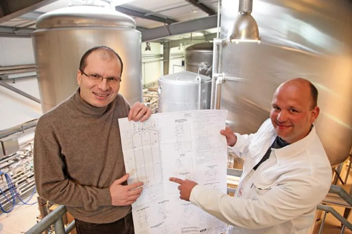 Geschäftsführer Markus Berberich (links) und Mälzer Christoph Puttnies freuen sich auf die neuen Gärtanks für das begehrte Störtebeker Bernstein Weizen.