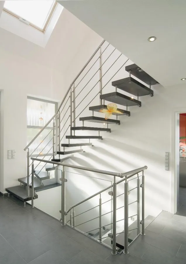 Moderne Treppen sind Gestaltungselemte, bieten aber auch mehr Sicherheit und Komfort für Jung und Alt. Bild: tdx/Kenngott Treppen