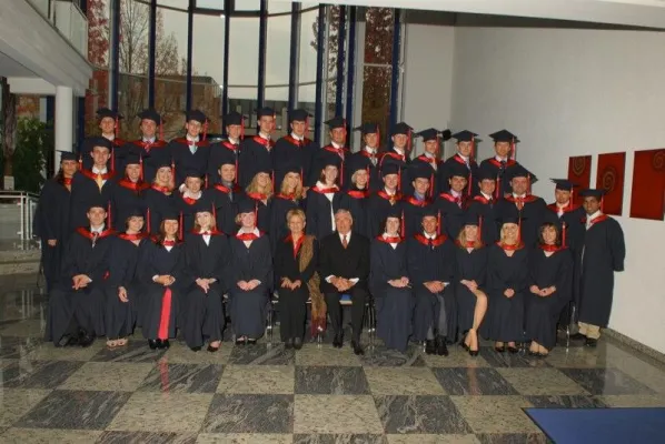 54 Absolventen feierten ihren Bachelor-Abschluss an der accadis Hochschule Bad Homburg Bild: 54 Absolventen feierten ihren Bachelor-Abschluss an der accadis Hochschule Bad Homburg