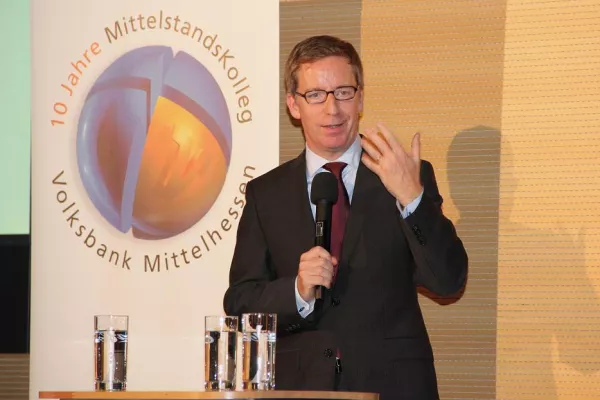 Bild: Prof. Dr. Michael Hüther begeistert Firmenkunden der Volksbank Mittelhessen