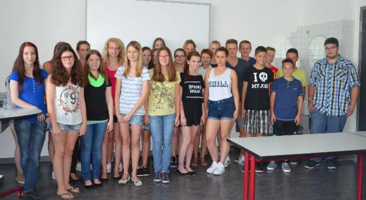 Die Auszubildenden Lisa Wieselsberger und Christian Keiger mit den Schülern der Realschule