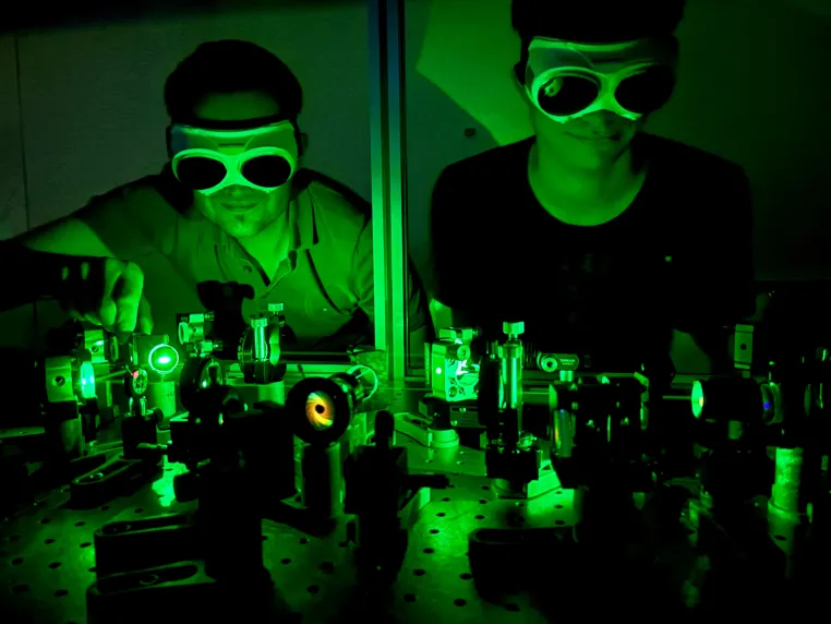 Bild: Mit Schwung in neue Materialzustände