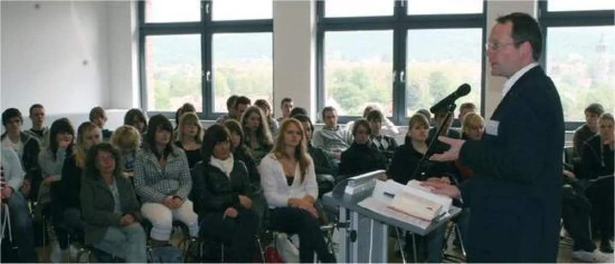 Prof. Dr. Nolting, Dekan des Fachbereichs Jura, hält eine Rede vor Interessenten beim Open Campus