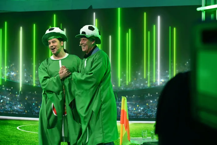 „Babbel Net!“(SWR): Comedian Bülent Ceylan packt das Fußball-Fieber! Bild: „Babbel Net!“(SWR): Comedian Bülent Ceylan packt das Fußball-Fieber!