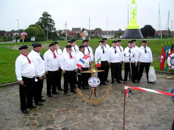 Bild: Frühschoppen im Schleswiger Stadthafen mit dem Shanty-Chor Schleswig