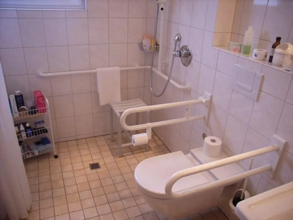 Boder-Vitalbad mit begehbarer Dusche