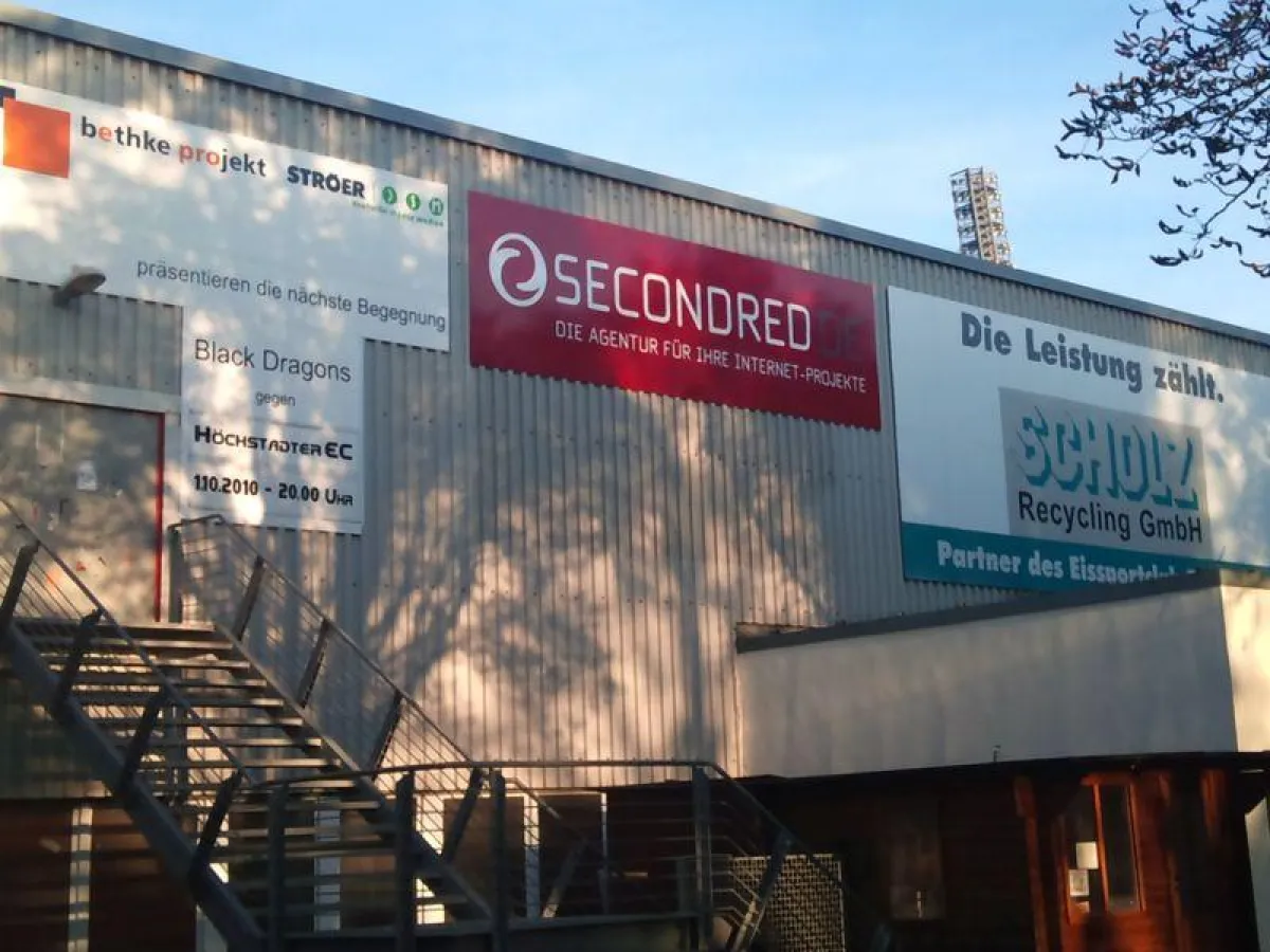 SECONDRED Außenwerbung an der Erfurter Eishalle