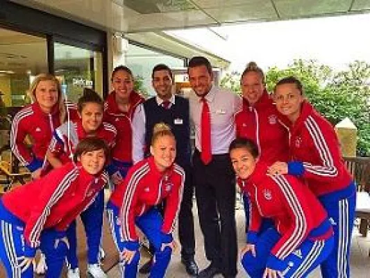 Bild: „Frauen vor, noch ein Tor!“: Frauen-Mannschaft des FC Bayern München zu Gast im Park Inn by Radisson Bielefeld