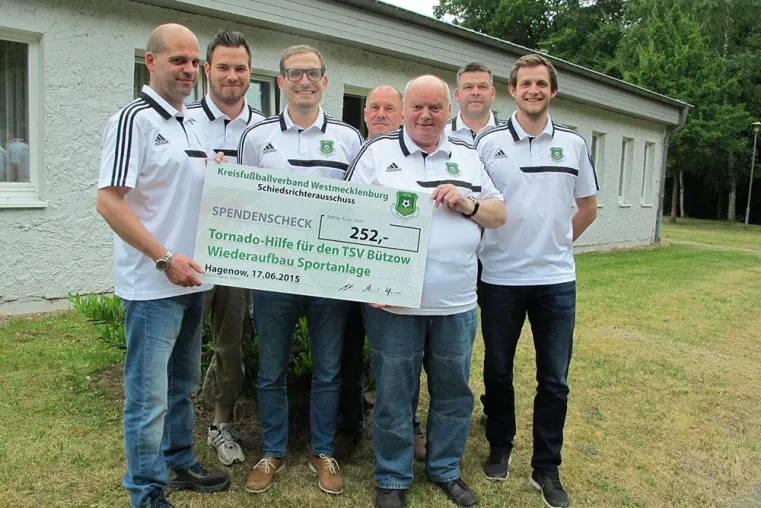 Schiedsrichter spenden für Bützow - Neuer Anfängerkurs im Juli Bild: Schiedsrichter spenden für Bützow - Neuer Anfängerkurs im Juli