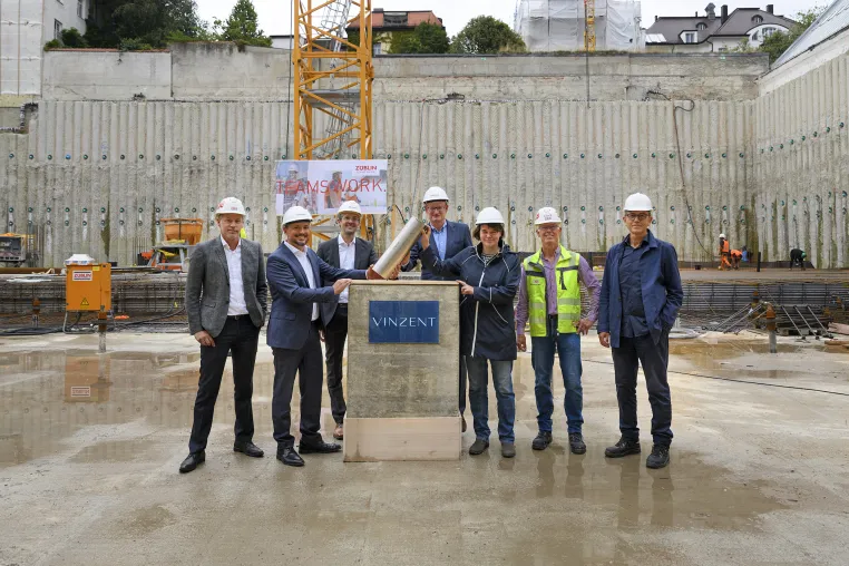Bild: Grundstein für VINZENT: Erster Holzhybrid für Wohnen und Arbeiten in der Innenstadt erreicht erstes Bauziel 