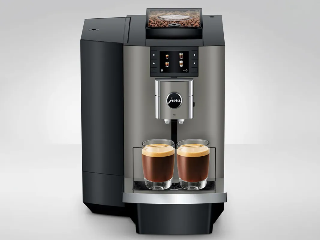 Die JURA X10 Dark Inox überzeugt mit Kaffeevielfalt und Optik.