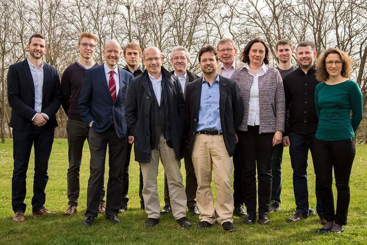 Magdeburger Projektgruppe des Sonderforschungsbereichs / Transregio 63 mit Prof. Dr.-Ing. Kai Sundmacher (5.v.l.) (Foto: Harald Krieg / Universität Magdeburg)