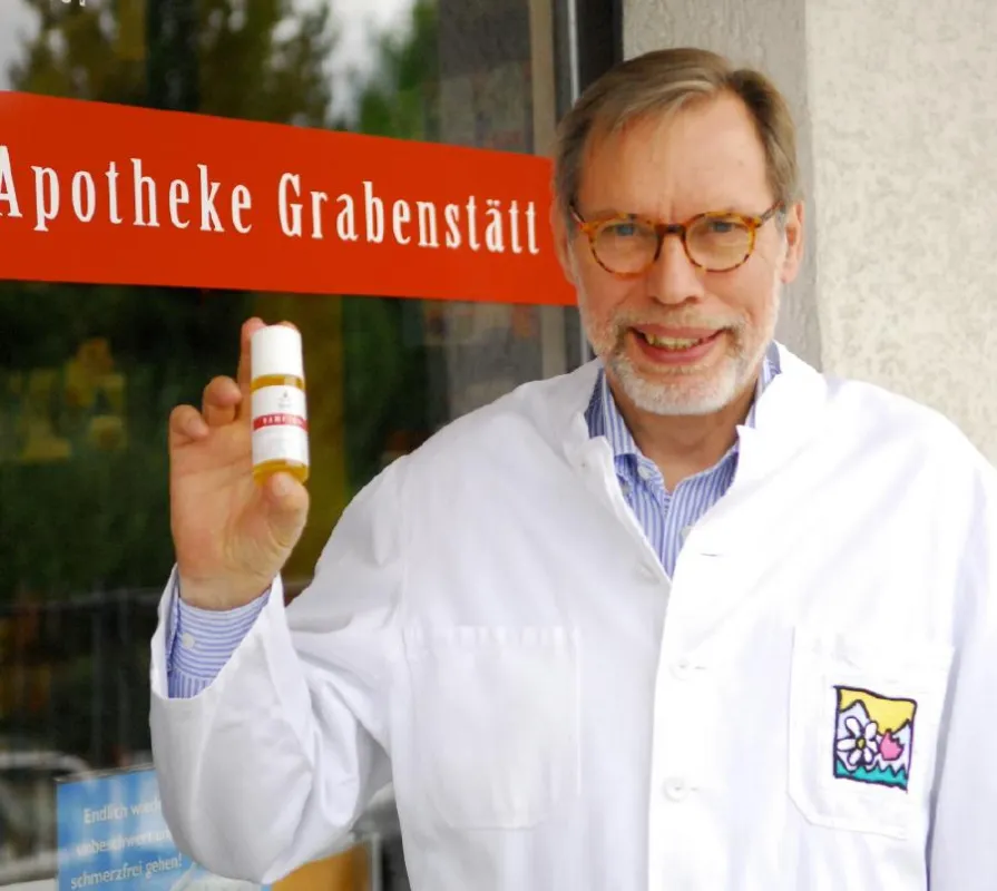 Vampiröl gegen blutsaugende Mücken: Apotheker Jochen Bischoff empfiehlt ein biologisches Mittel zum Schutz vor Stichen