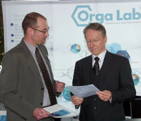 Bild: Staatsminister Dr. Werner Schnappauf informiert sich über neues Merkblatt der Orga Lab GmbH
