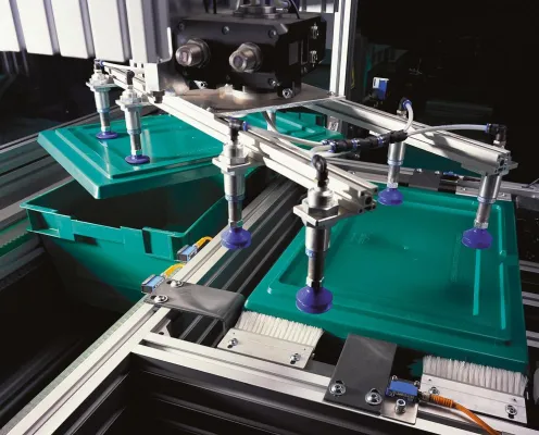 Bild: AMI-Handhabungstechnik verdeckelt bis zu 1.800 Behälter pro Stunde