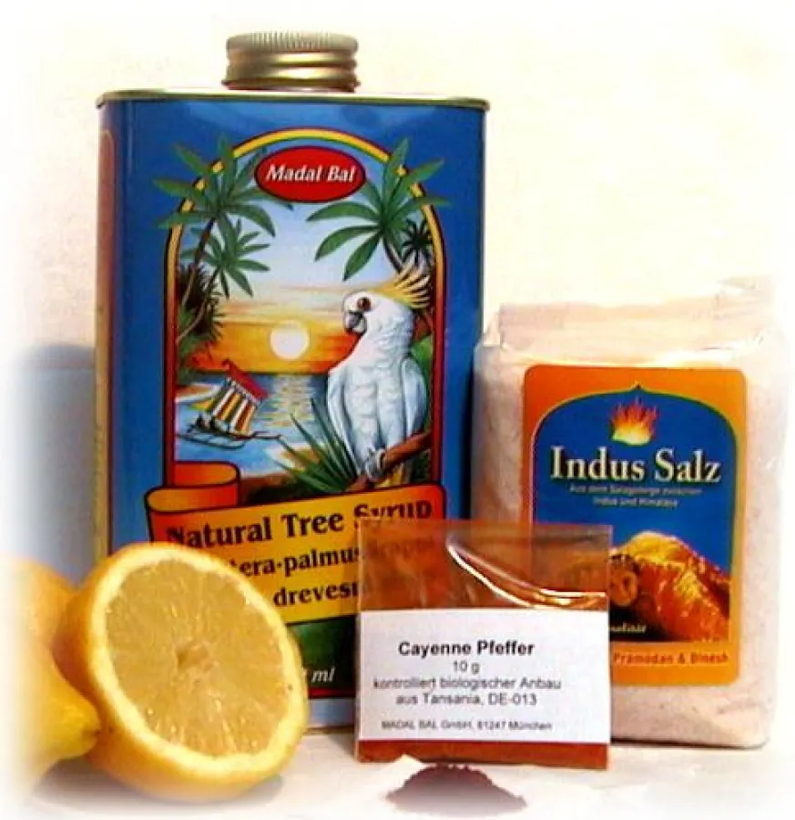 Die Zutaten für die Neera-Trinkfastenkur: Neera-Baumsirup, frische Zitrone, Cayenne, Indussalz für die Darmreinigung
