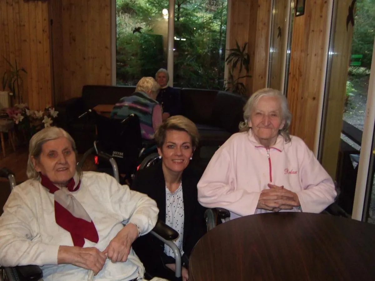 Mit den Seniorinnen in dem Heim in Karpacz