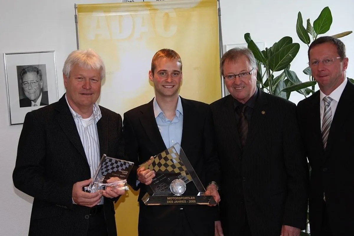 von links nach rechts: Herbert Behlert (ADAC Nordbayern), Christopher Haase, Hans Walter Lang (ADAC Nordbayern), Uwe Isert (Manager v. Christopher Haase)