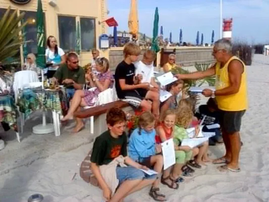 Rotary Club Helgoland versüßt Kindern den Schrecken nach dem Unwetter auf Helgoland Bild: Rotary Club Helgoland versüßt Kindern den Schrecken nach dem Unwetter auf Helgoland