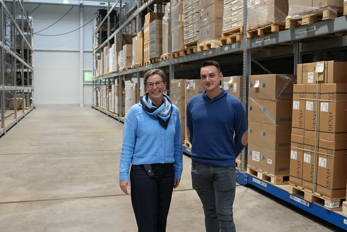 Kerstin Falter und Domenico Petta in einer geöffneten Gasse der Verschieberegalanlage. (© S&P | Element Logic)