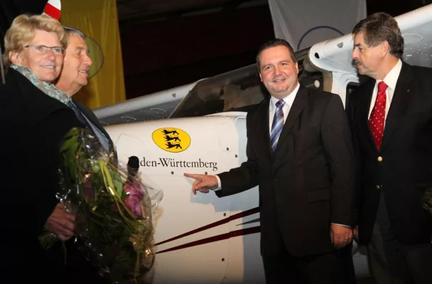 Bild: Ministerpräsident Mappus tauft Flugzeug