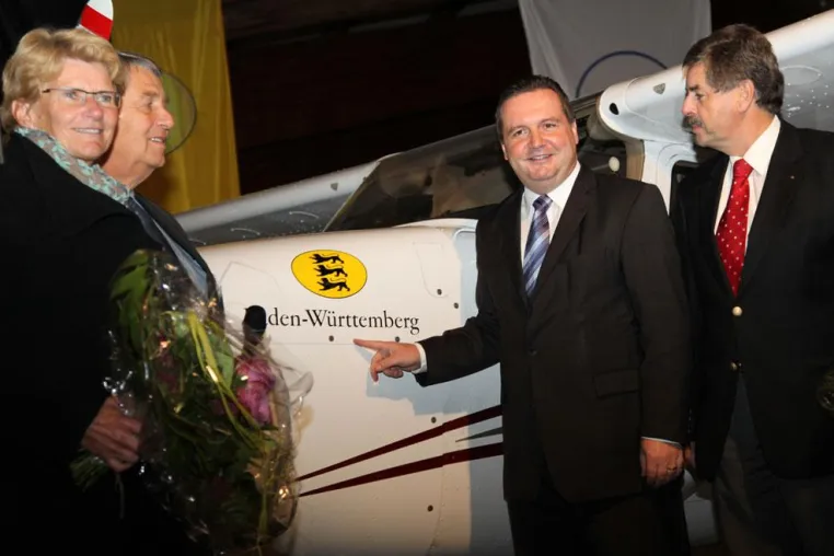 Bild: Ministerpräsident Mappus tauft Flugzeug
