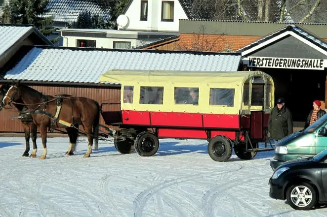 Bild: Mit Kutsche zur Versteigerung
