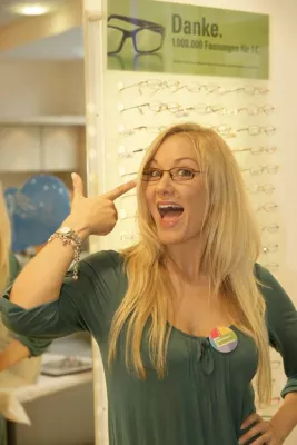 Bild: Aktionstag bei Apollo-Optik in der Schildergasse: Schauspielerin Janine Kunze schlüpfte zugunsten der SOS-Kinderdörfer in die Rolle einer Augenoptikerin