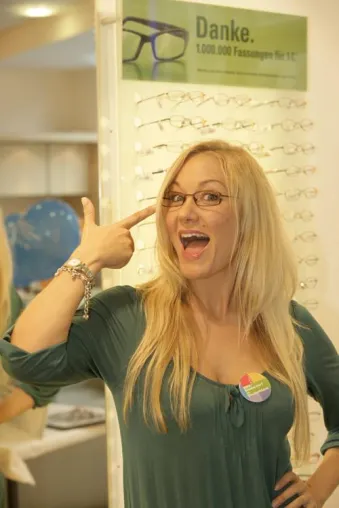 Bild: Aktionstag bei Apollo-Optik in der Schildergasse: Schauspielerin Janine Kunze schlüpfte zugunsten der SOS-Kinderdörfer in die Rolle einer Augenoptikerin