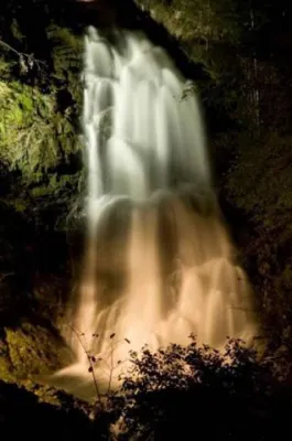 Bild: Licht im Mesnaelva - Lillehammer lässt einen ganzen Fluss ausleuchten