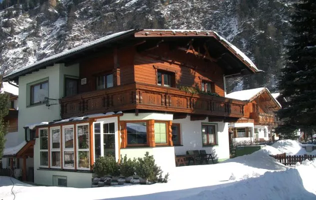 Bild: Spaß im Schnee und Apres Ski: Urlaub im Ferienhaus in Sölden