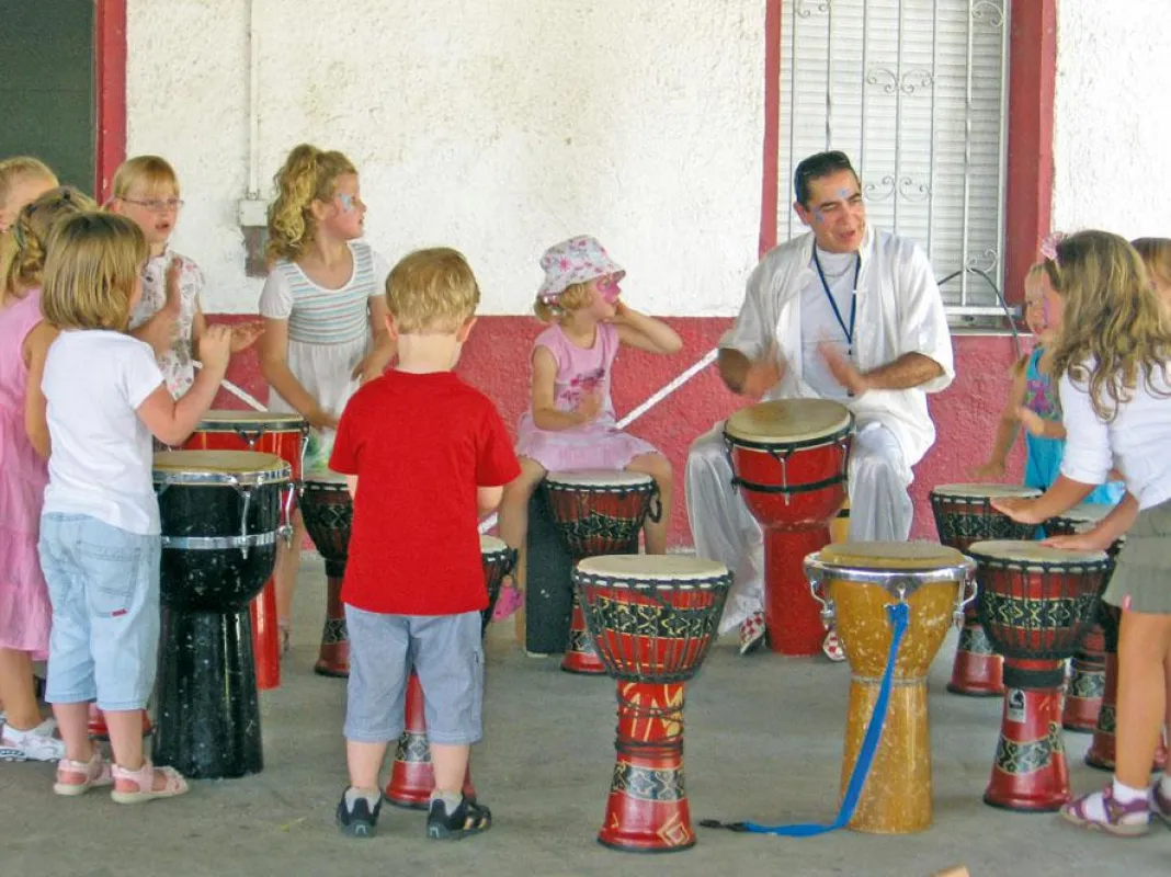 Orlando Garcia trommelt auf dem 3. Kinder- und Dorffest in Renneritz