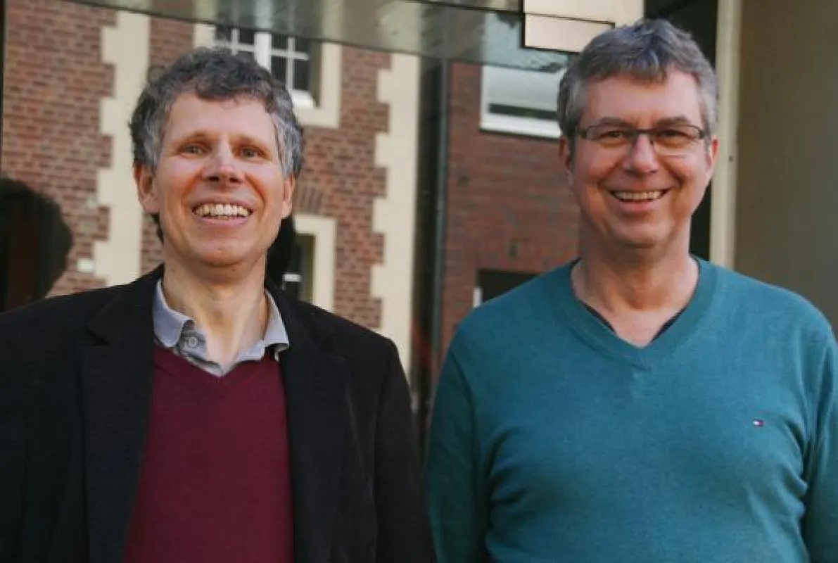 Bernhard Wagner (links) und Dr. Rupprecht Weerth bei der Übergabe