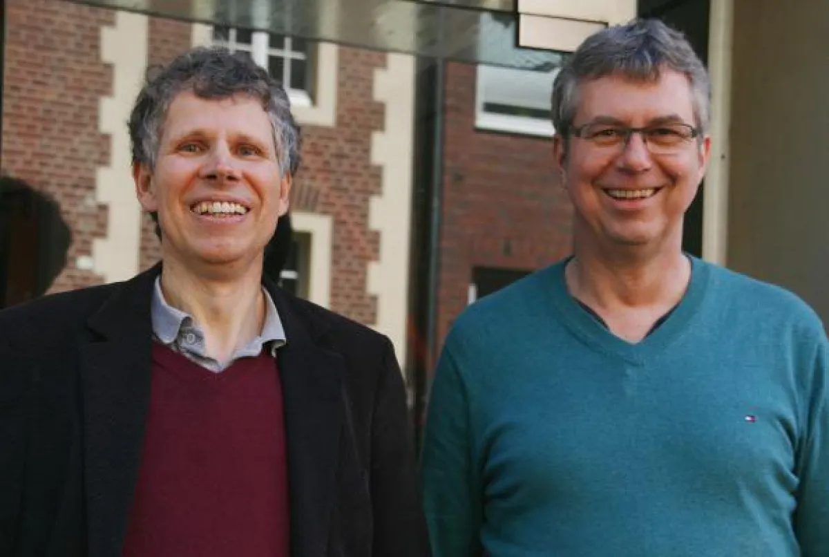 Bernhard Wagner (links) und Dr. Rupprecht Weerth bei der Übergabe