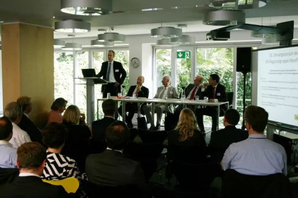 Bild: Hochkarätiger Erfahrungsaustausch im NWB Verlag