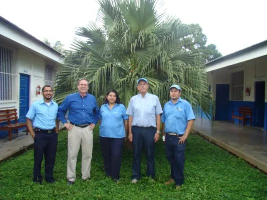 Bild: Niederländischer Experte berät Samuel-Stiftung beim Kanalbau