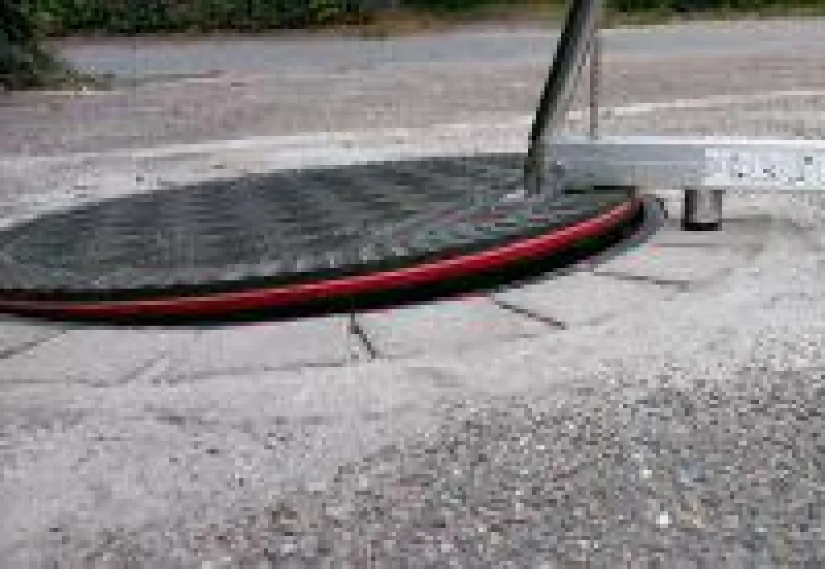 Standard-Verbundabdeckungen können mit Hilfe eines Fußhebelwerkzeugs von nur einer Person bewegt werden. Foto: KHK, Karlsruhe