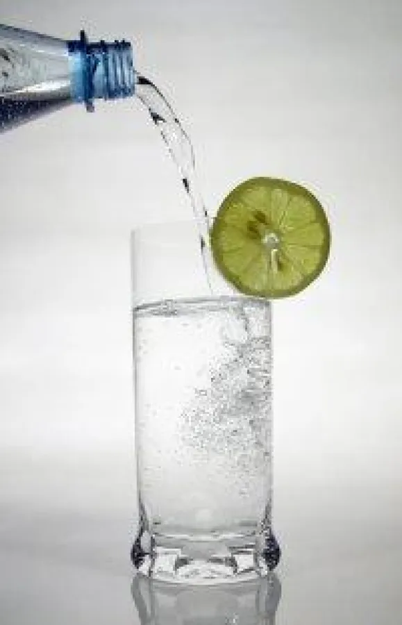 Viel Trinken von Mineralwasser kann bei der Vorbeugung von Nierensteinleiden helfen