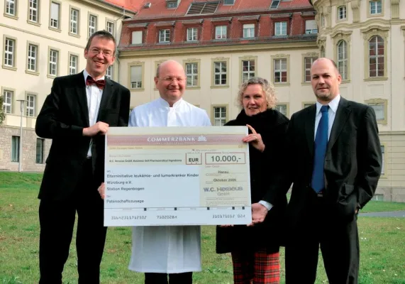 Bild: Heraeus hilft – Spende an Kinderklinik Würzburg für ehrgeiziges Forschungsprojekt