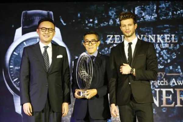 Bild: Zeitwinkel gewinnt mit der 273° saphir fumé den 'Favourite Men’s Watch Award'