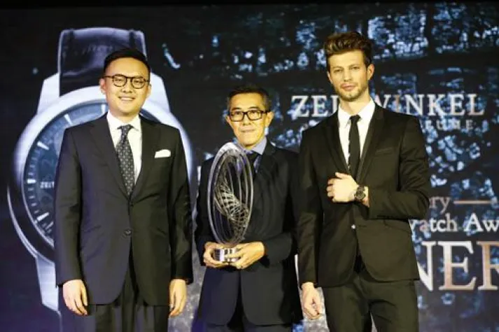 Bild: Zeitwinkel gewinnt mit der 273° saphir fumé den 'Favourite Men’s Watch Award'
