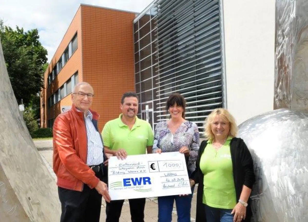 Im Bild: Die Verantwortlichen (Foto: EWR)