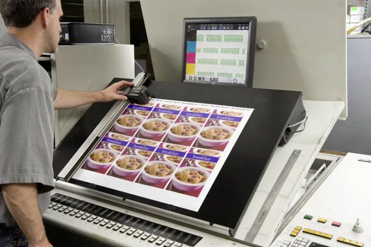 Bild: Neuvorstellung des X-Rite EasyTrax Farbmesssystems für den Drucksaal