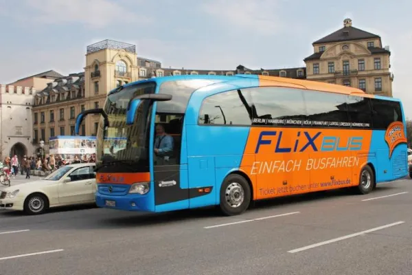 Bild: Fernbusse von FlixBus auf der Überholspur