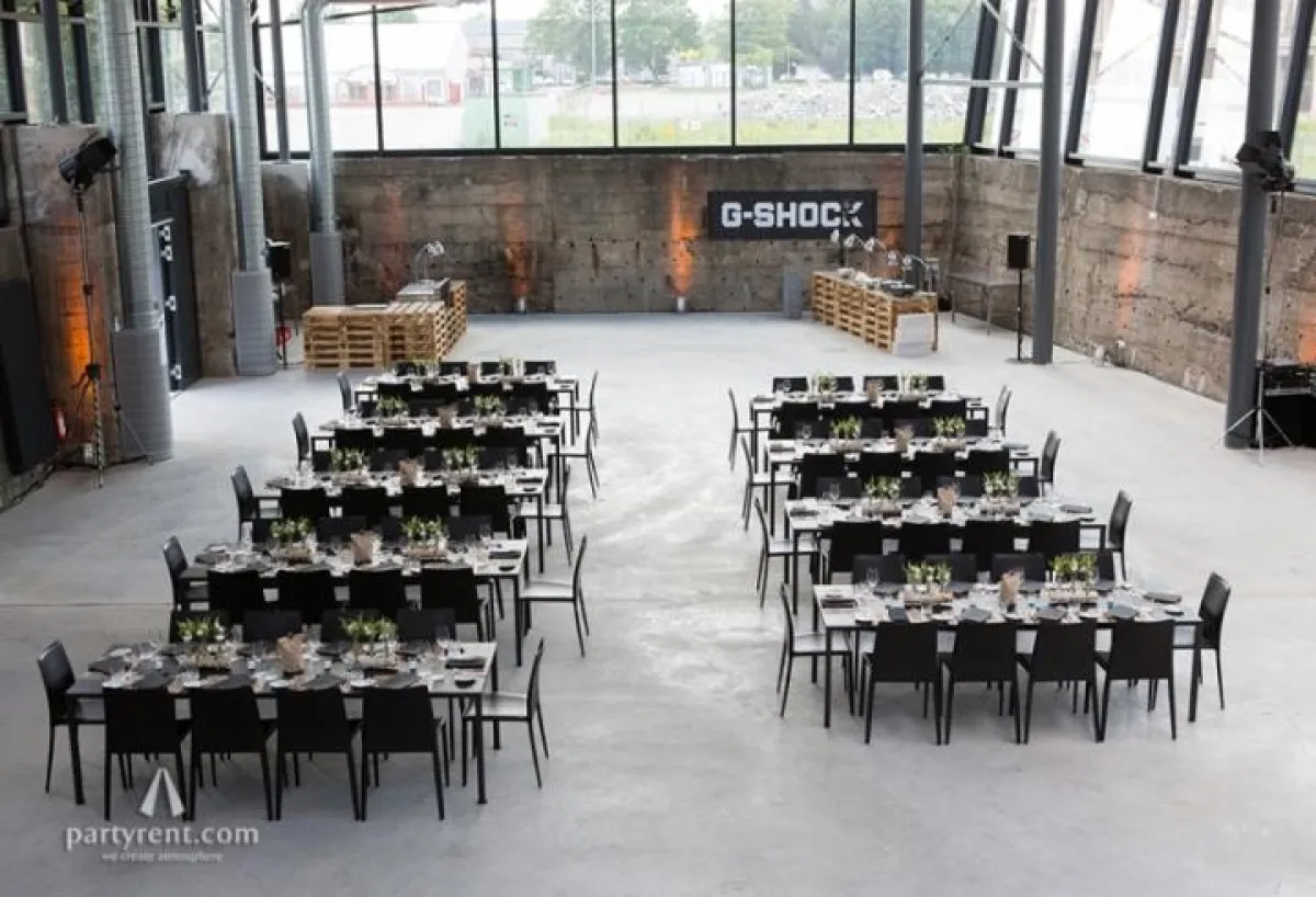 Im Kohlebunker in München wurde das Dinner-Setting vom rauen Beton-Mauerwerk eingerahmt.