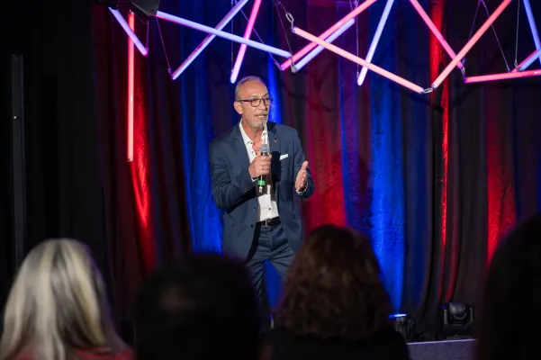 Bild: Award-Gewinner beim 8. Internationalen Speaker Slam in Wiesbaden kommt aus Stuttgart