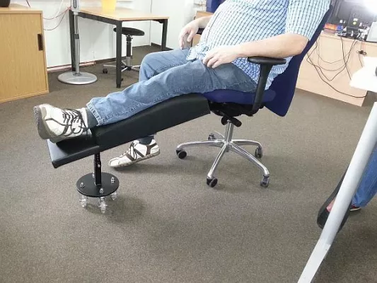 Bild: Ergonomischer Bürodrehstuhl mit Auflage für ein steifes Bein