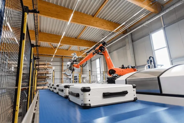 Bild: KKC Koffer GmbH nimmt hochautomatisierte Fertigungsstraße für Aluminiumkoffer in Betrieb