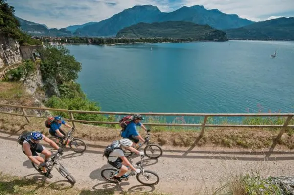 Bild: Keine Spur von Winterschlaf im Garda Trentino: Im neuen Jahr raus in die Natur