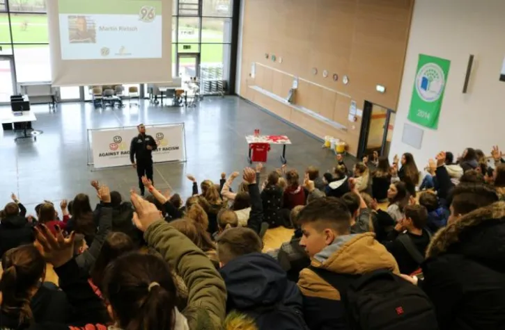 Hannover 96 engagiert sich gegen Fremdenfeindlichkeit Bild: Hannover 96 engagiert sich gegen Fremdenfeindlichkeit